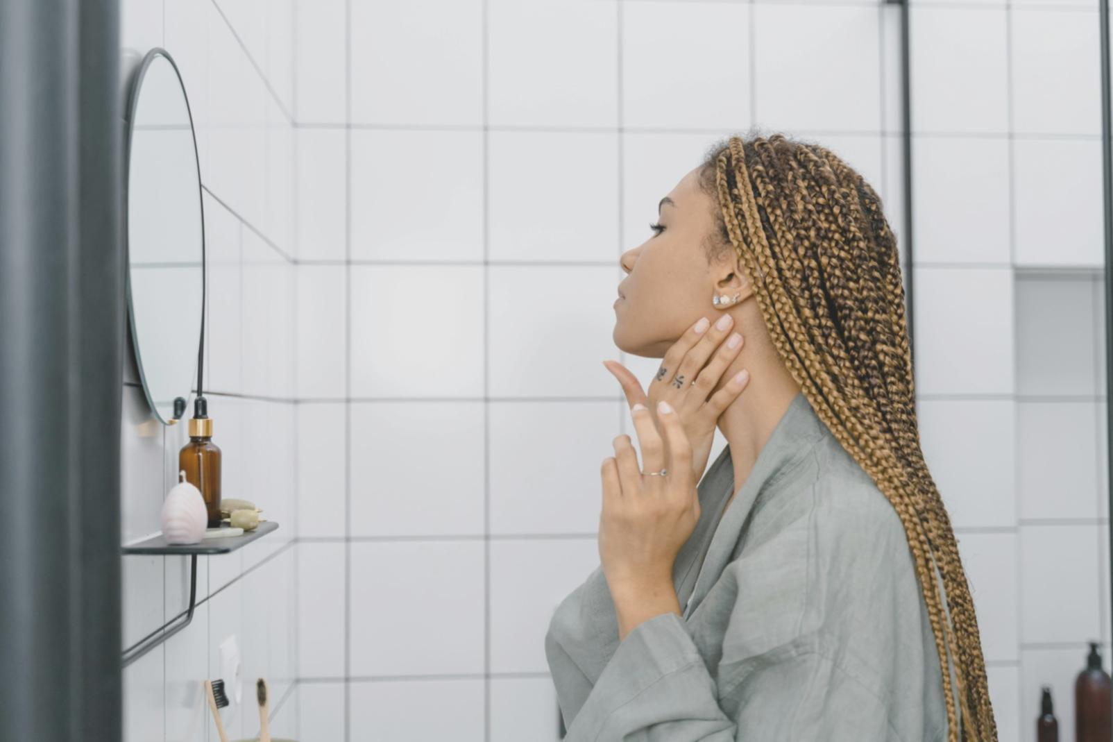 Professionnelle appliquant des techniques de maquillage avancées dans notre centre de formation